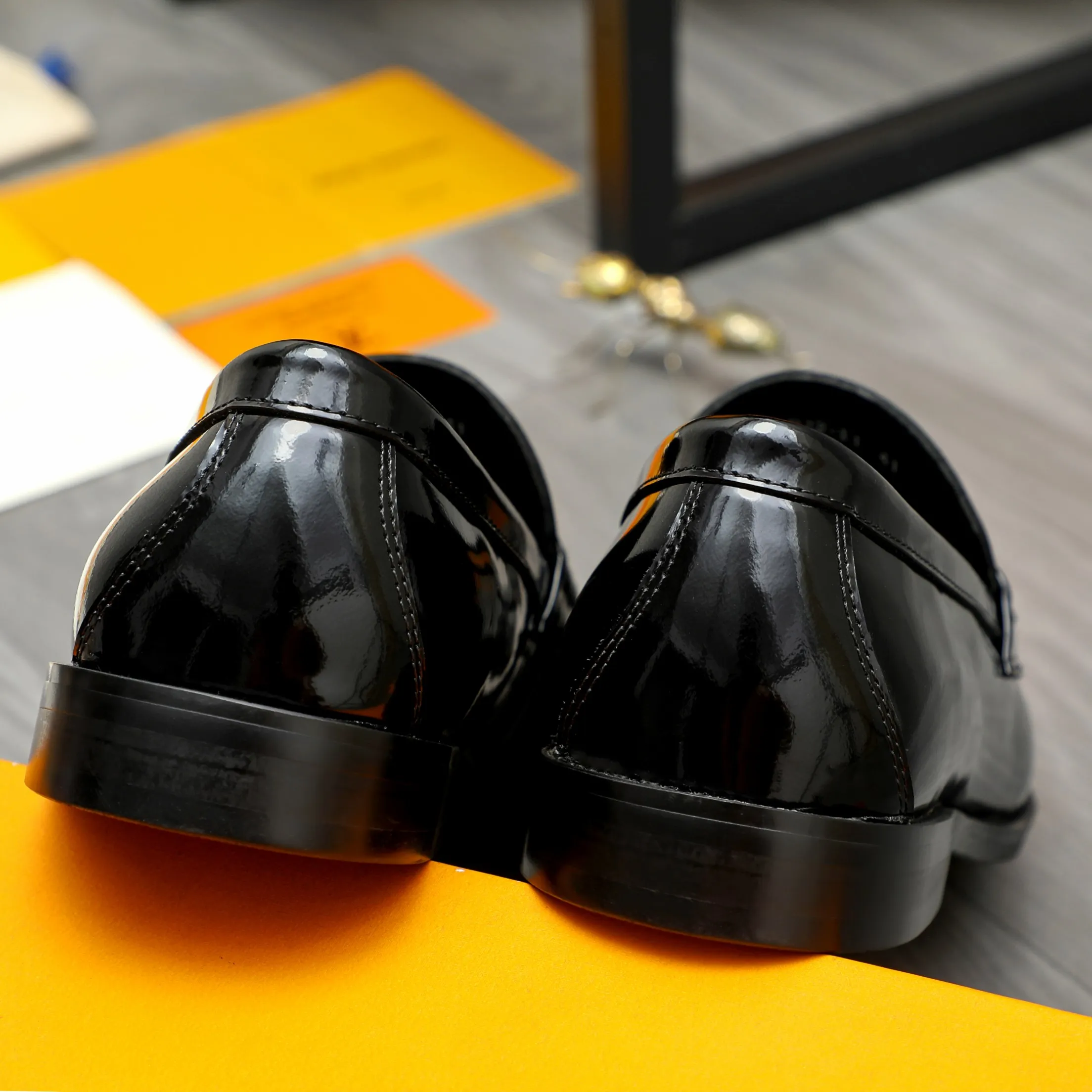 Men's shoes 💰442 Product trademark: LV "Louis Vuitton" business slip-on leather shoes Regular size: 38-46 (45.46 custom-made, non-returnable) Product materials: Selected patent cowhide upper, cowhide lining, original rubber outsole